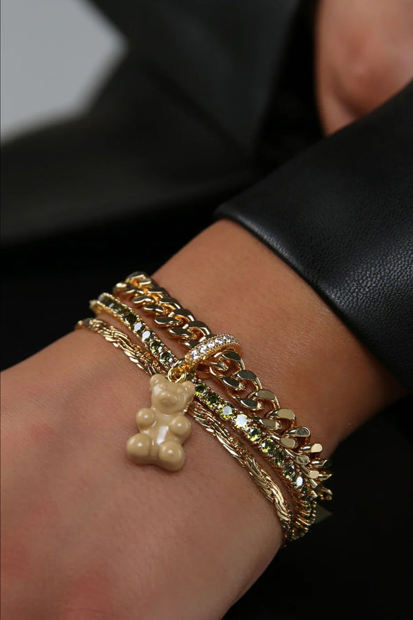 Model wearing the Plain Jane curb chain bracelet in gold colour from the brand CRYSTAL HAZE