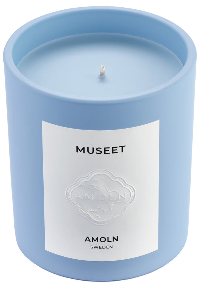 The Museet 9,5 oz / 270 g Candle from the brand AMOLN