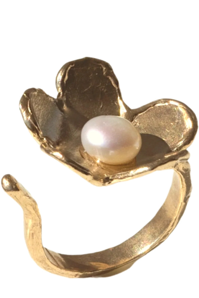 The Marguerite Daisy ring in gold and pearl colours from the brand ANITA BERISHA