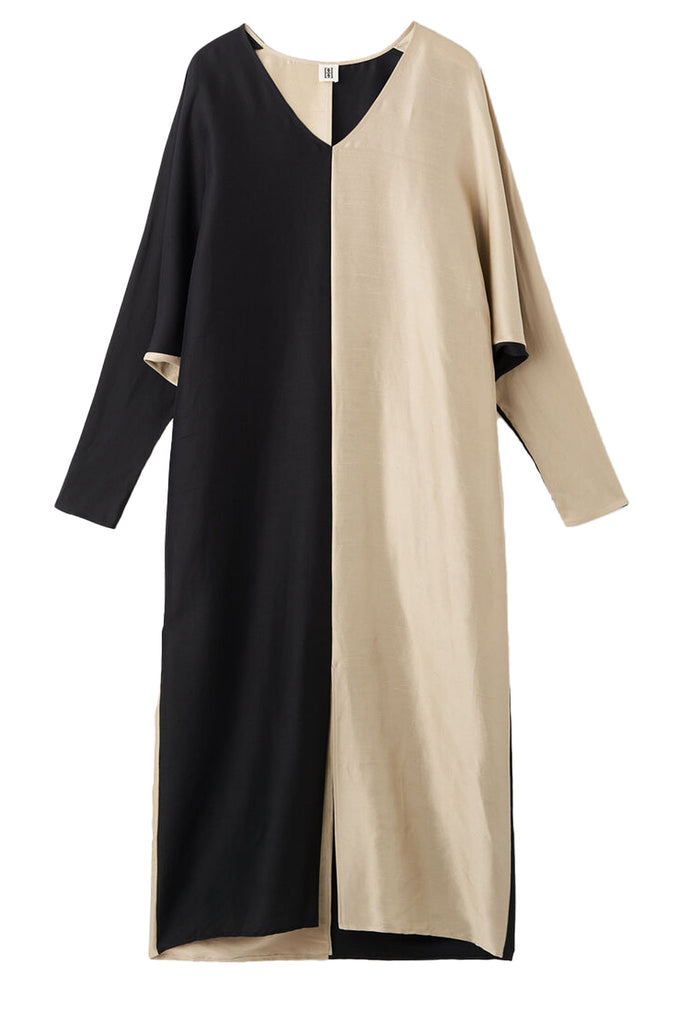 The Lucine V-Neck Maxi Dress in black and beige colours from the brand BY MALENE BIRGER