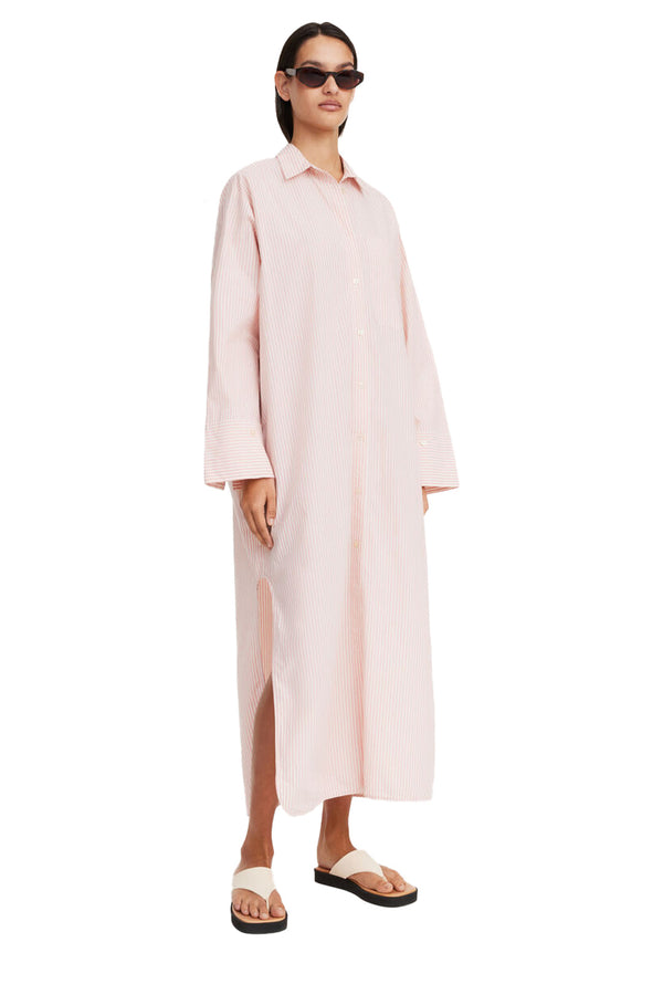 Model wearing the Perros Oversize Organic-Cotton Dress in pink colour from the brand BY MALENE BIRGER