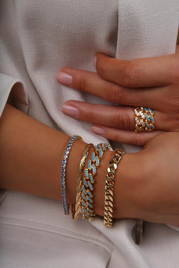 Model wearing the Mommo bracelet in gold colour from the brand CRYSTAL HAZE