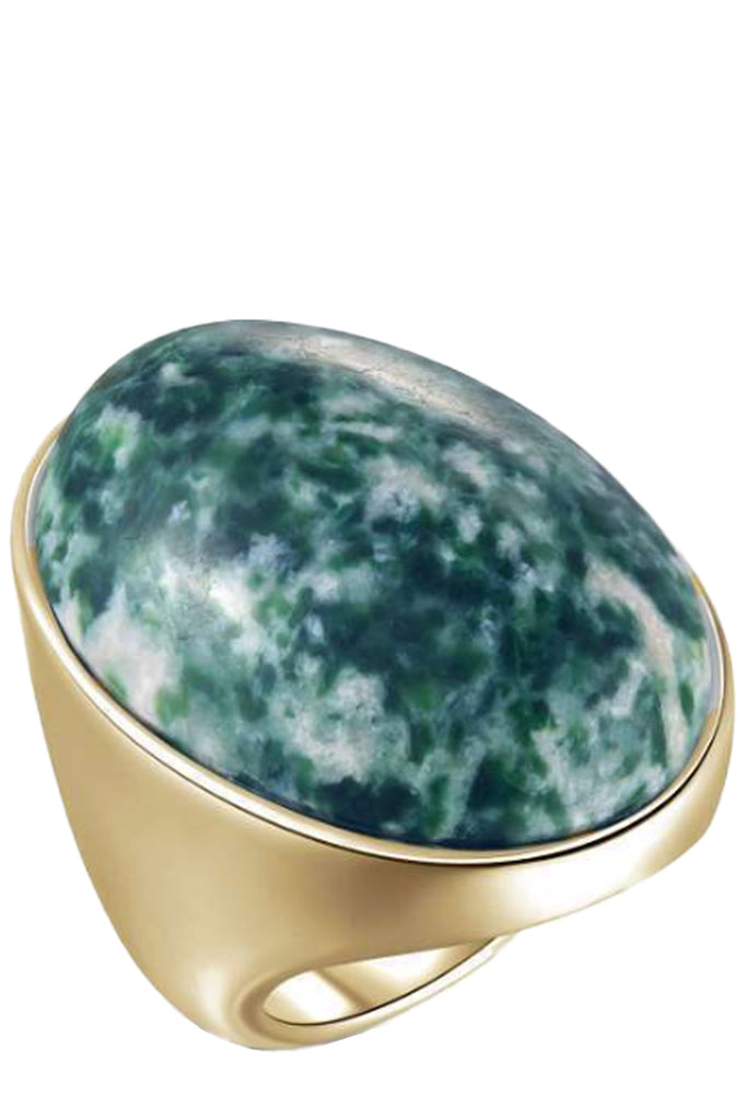 The Agnes ring in gold and green colours from the brand EMILI