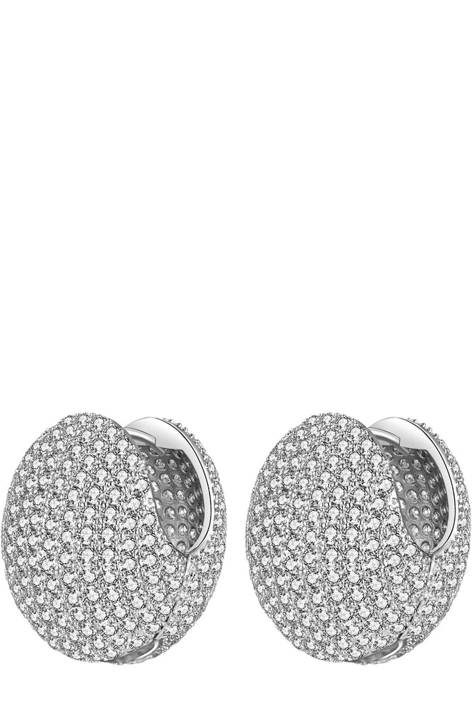 The Loe earrings in silver colour from the brand EMILI
