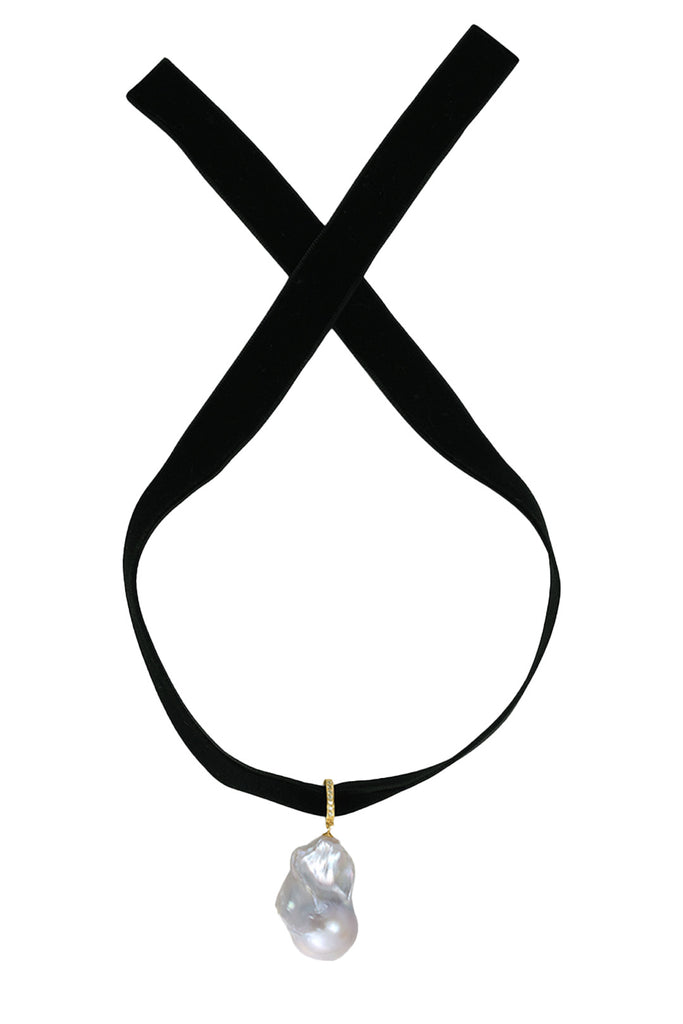 The Vivienne necklace in gold and black colour from the brand EMILI