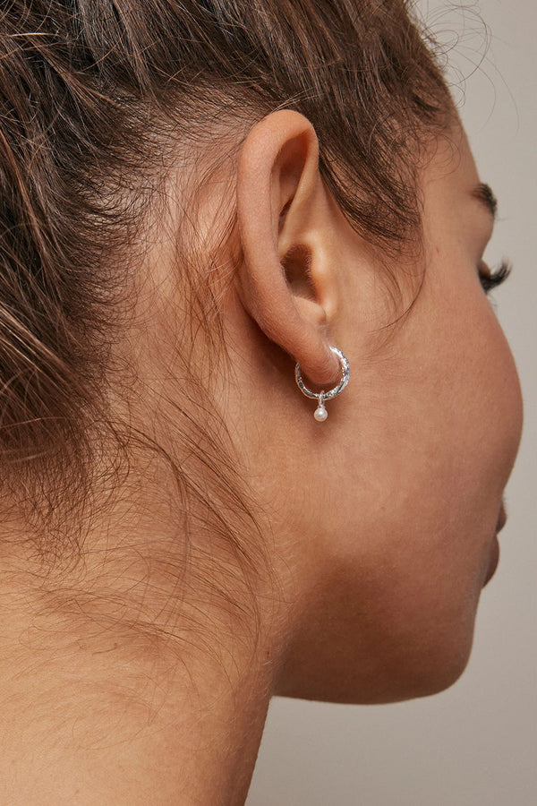 The Belle pearl hoop earrings in silver and pearl colour from the brand ENAMEL COPENHAGEN