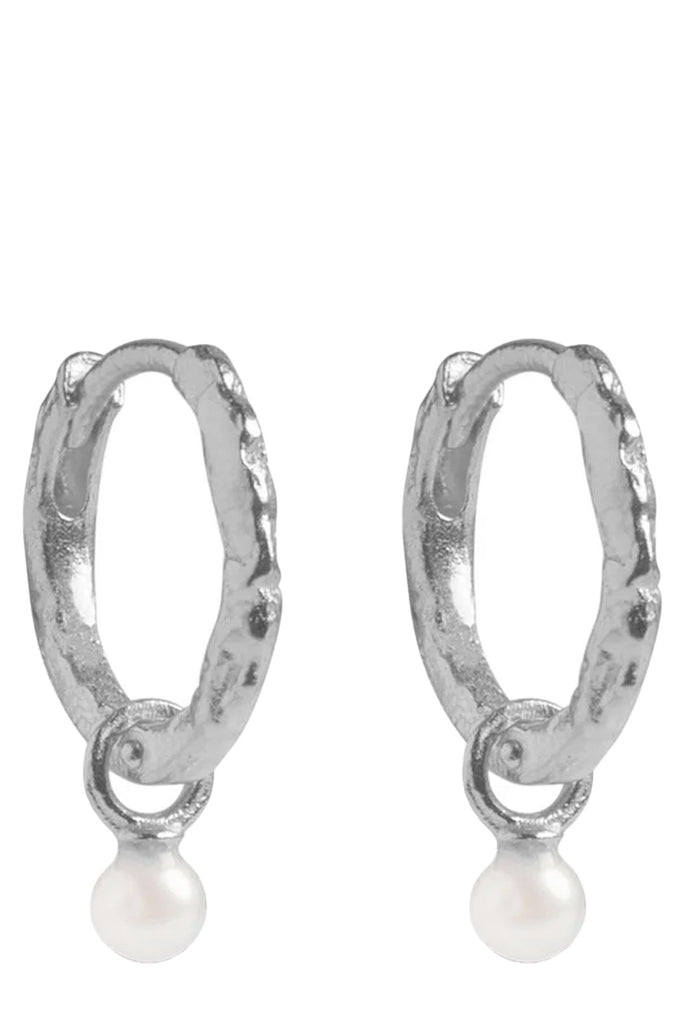 The Belle pearl hoop earrings in silver and pearl colour from the brand ENAMEL COPENHAGEN