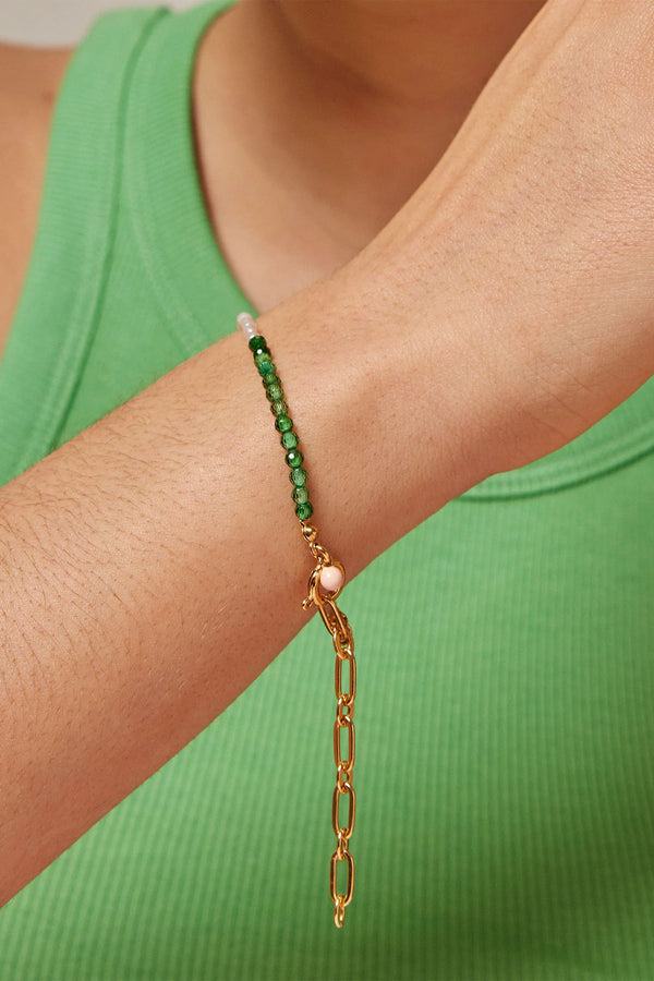 Model wearing the Gabriella bracelet in gold, pearl and green colour from the brand ENAMEL COPENHAGEN