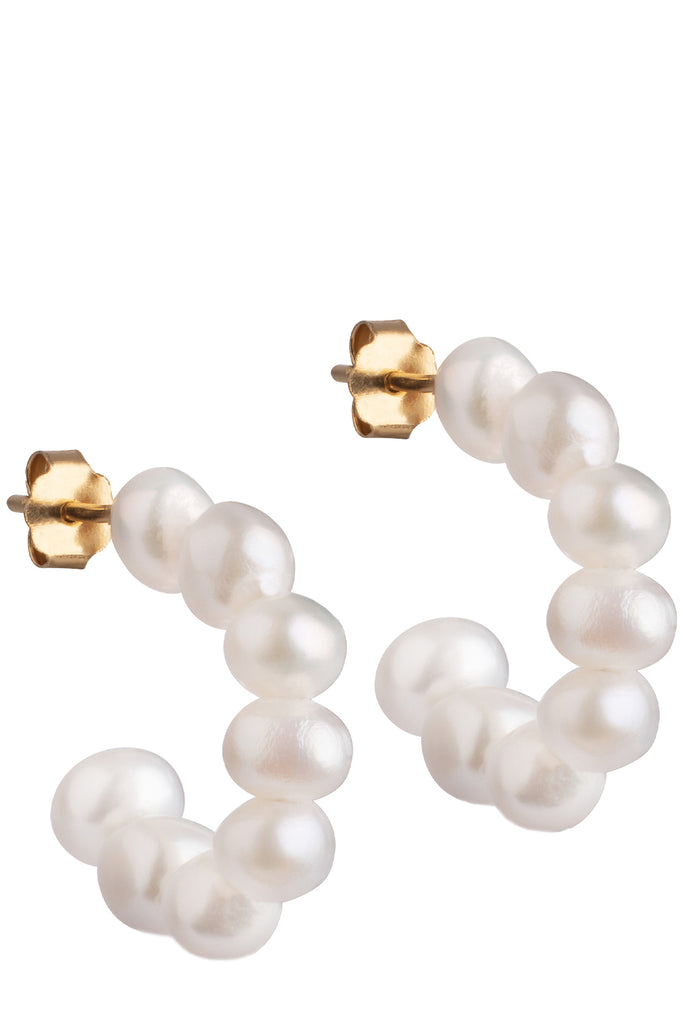 The pearlie chunky hoop earrings in gold and pearl colour from the brand ENAMEL COPENHAGEN