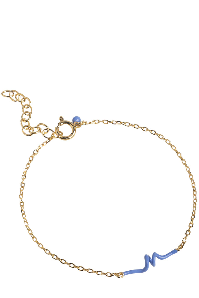 The twist bracelet in gold and cornflower colour from the brand ENAMEL COPENHAGEN 