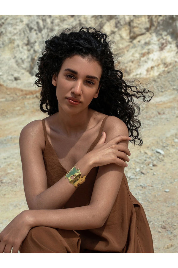 Model wearing the Euphoria Universe bracelet in gold color from the brand EVA REMENYI