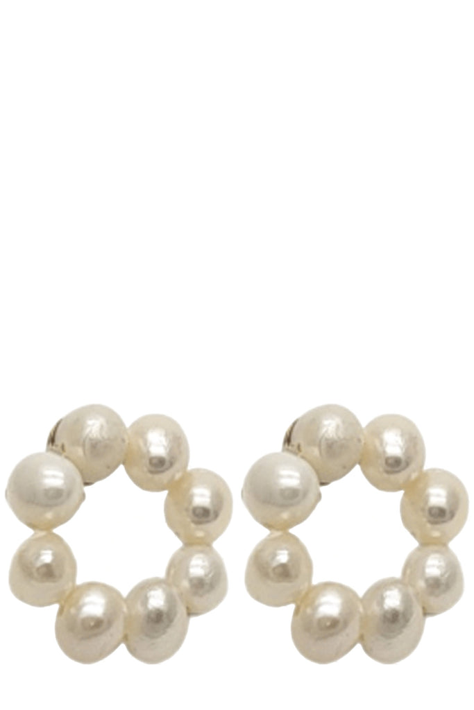The Charlotte pearl earrings in gold color from the brand GISEL B.