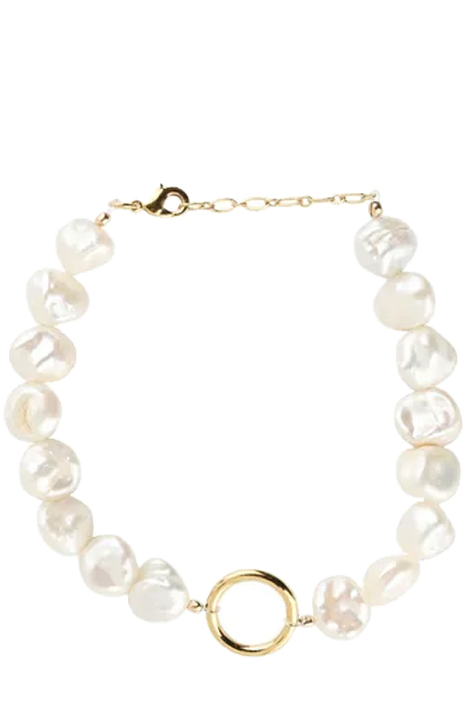 The Initial pearl bracelet in gold color from the brand GISEL B.