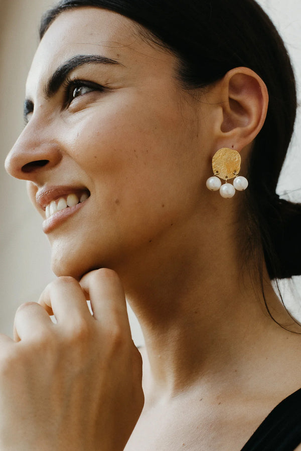 Model wearing the Rosa No.1 pearl earrings in gold color from the brand GISEL B.