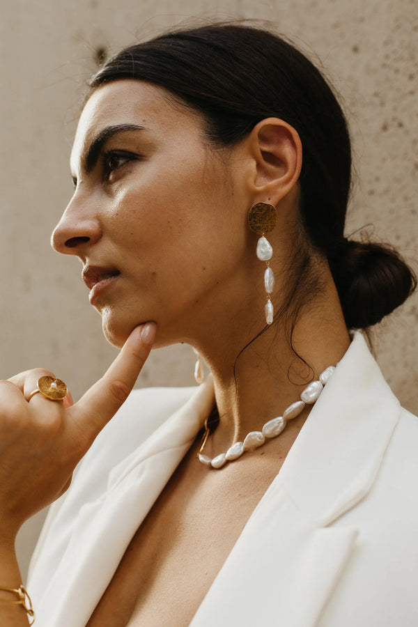 Model wearing the Rosa No.2 pearl earrings in gold color from the brand GISEL B.