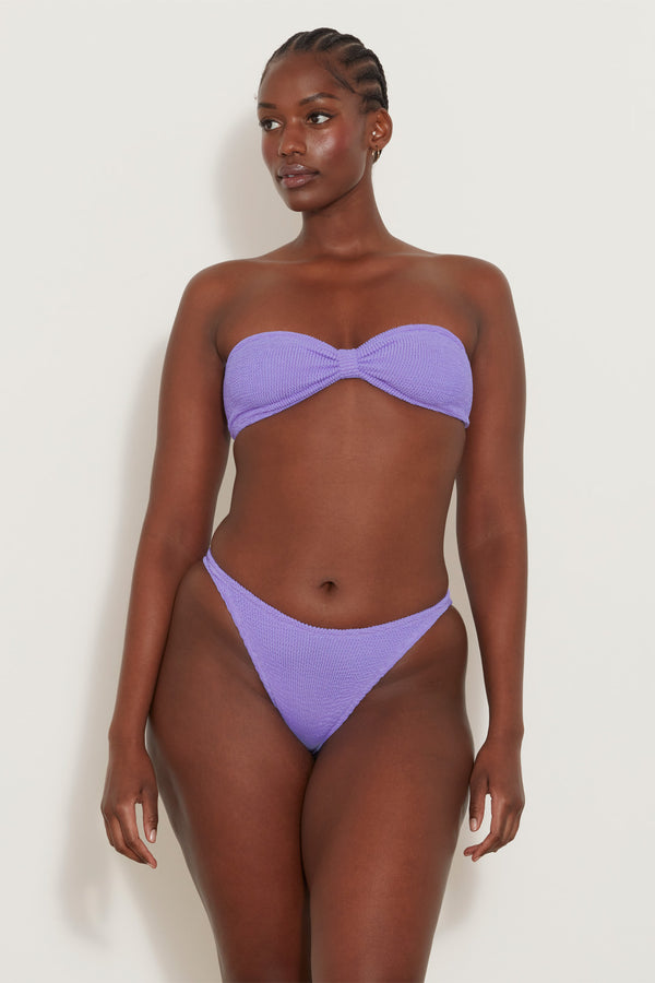 Model wearing the Jean bandeau bikini in lilac color from the brand HUNZA G