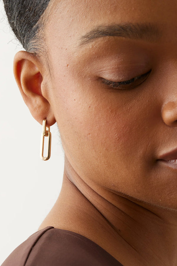 Model wearing the Teeni detachable link earrings in gold colour from the brand JENNY BIRD