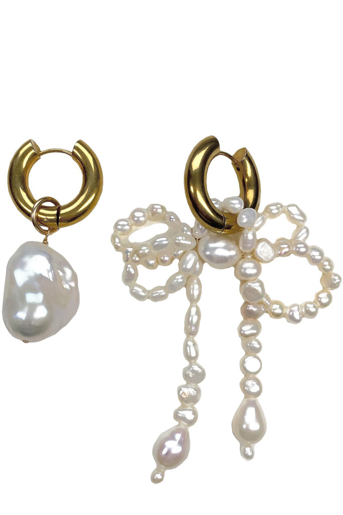 The Conley Mismatched earrings in gold and pearl colours from the brand MARGAUX STUDIOS