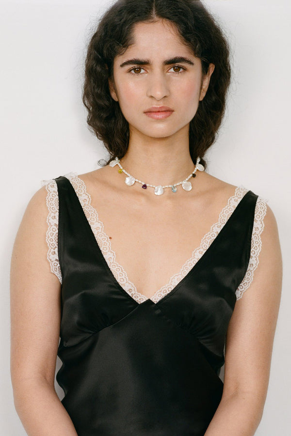 Model wearing the Cornflake Girl necklace in silver and pearl colours from the brand MARGAUX STUDIOS