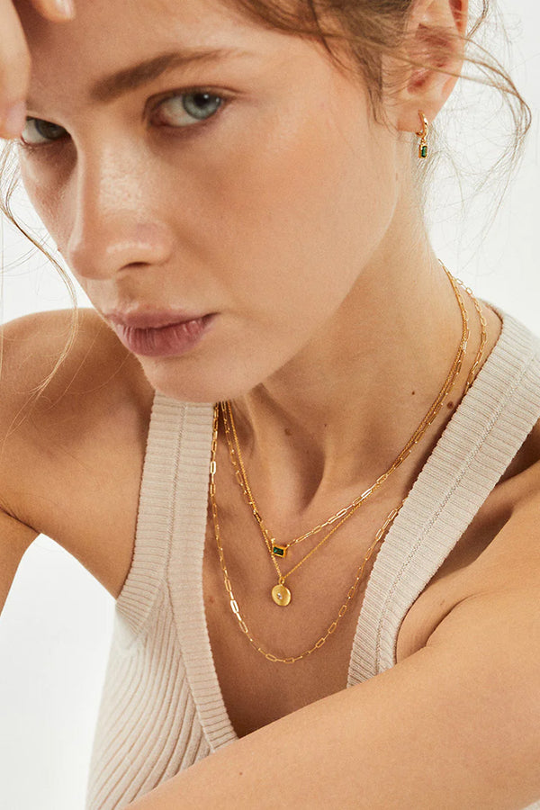 Model wearing the Amber Single Chain necklace in gold and green colours from the brand MESH