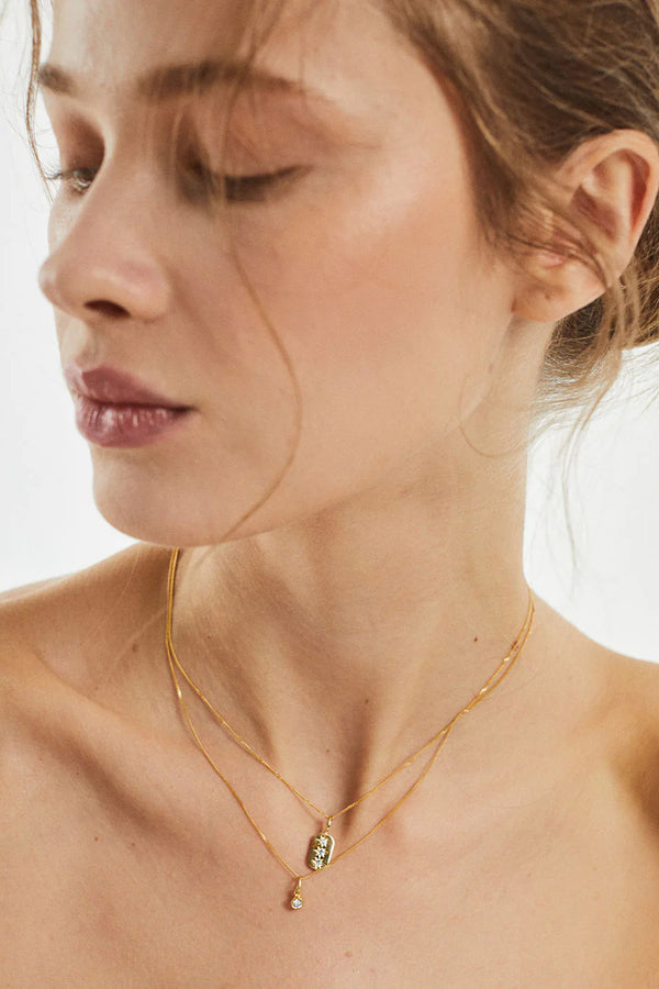Model wearing the Ella necklace in gold colour from the brand MESH