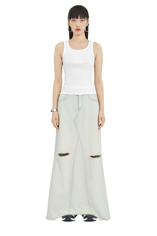 Model wearing the ribbed-knit tank top in white colour from the brand MM6 MAISON MARGIELA
