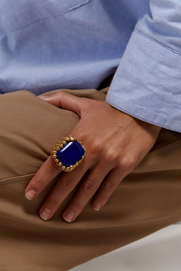 Model wearing the Bosco ring in gold and blue colours from the brand PAOLA SIGHINOLFI