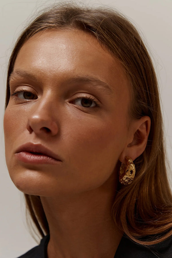 Model wearing the Galia hoop earrings in gold colour from the brand PAOLA SIGHINOLFI