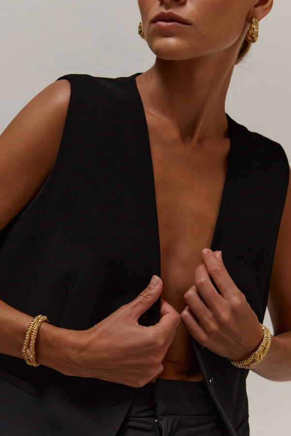 Model wearing the Ocaso bracelet in gold colour from the brand PAOLA SIGHINOLFI