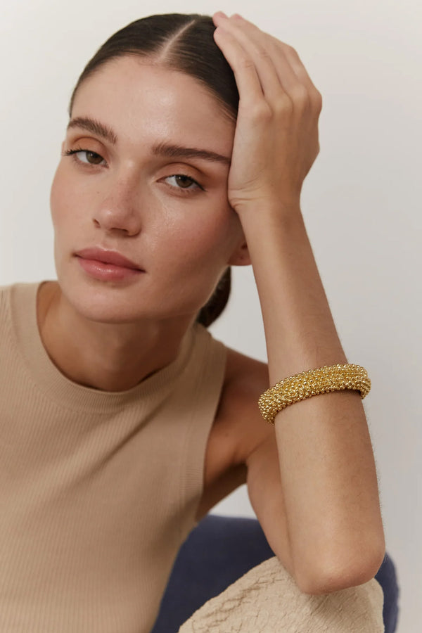 Model wearing the Palini bracelet in gold colour from the brand PAOLA SIGHINOLFI