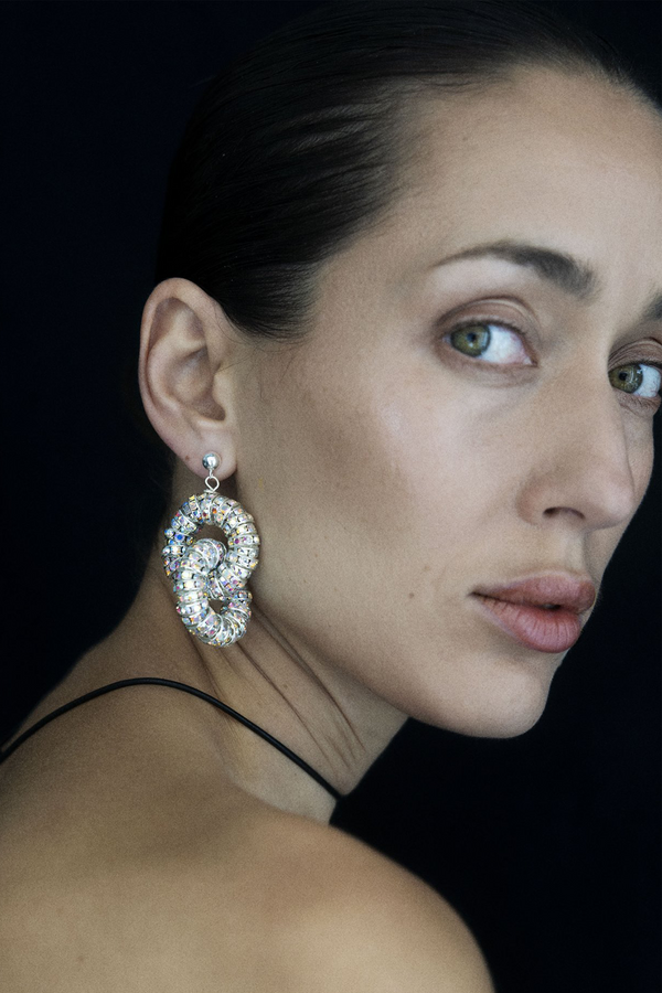 Model wearing the Diamond Tire earrings in silver and dark purple colours from the brand PEARL OCTOPUSS.Y