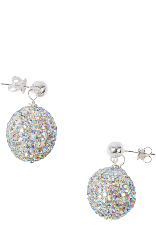 The Pearl Drop earrings in silver and pearl colours from the brand PEARL OCTOPUSS.Y