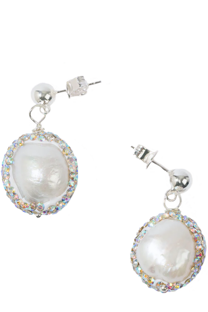 The Pearl Drop earrings in silver and pearl colours from the brand PEARL OCTOPUSS.Y