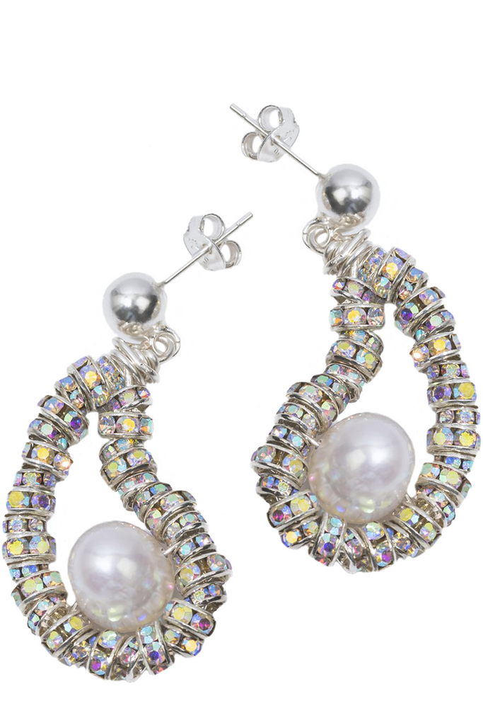 The Tiny Oysters earrings in silver and pearl colours from the brand PEARL OCTOPUSS.Y