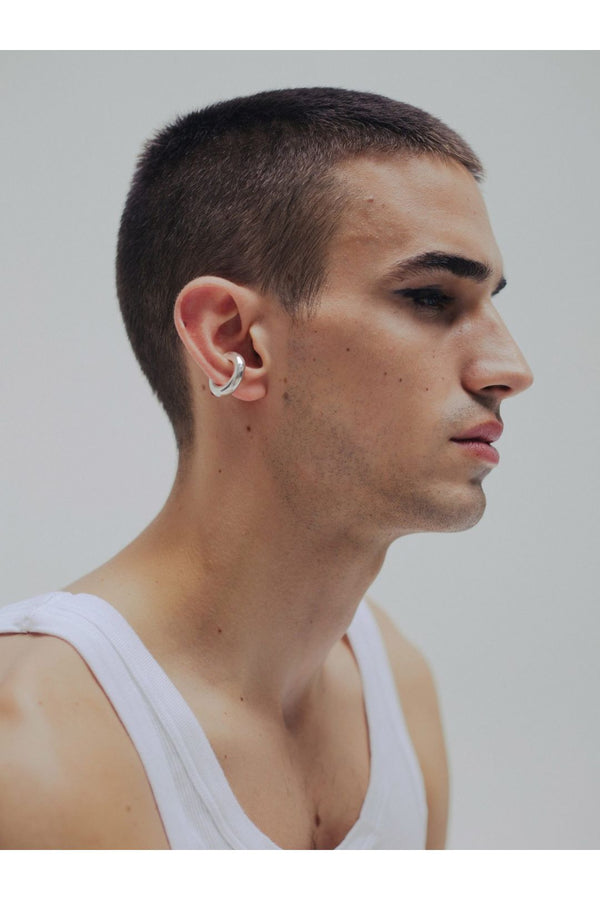 Model wearing the bold ear cuff No1 in silver color from the brand SASKIA DIEZ