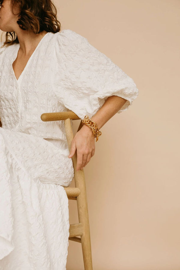 Model wearing the Elisabeth oval-chain bracelet in gold color from the brand GISEL B.