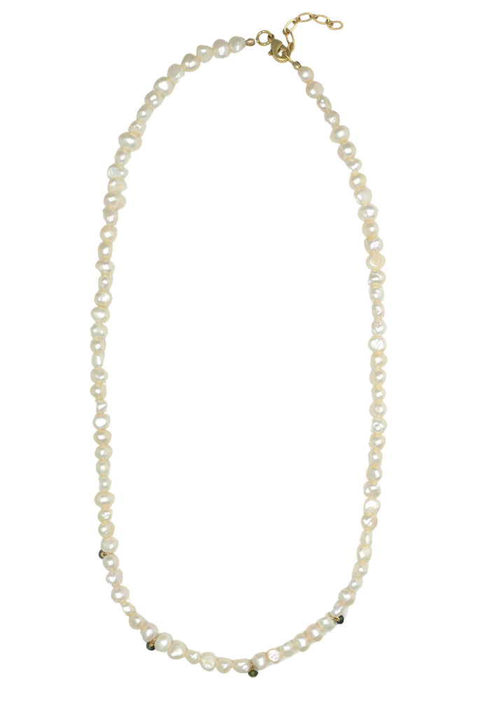 The Emmie pearl necklace in gold color from the brand GISEL B.