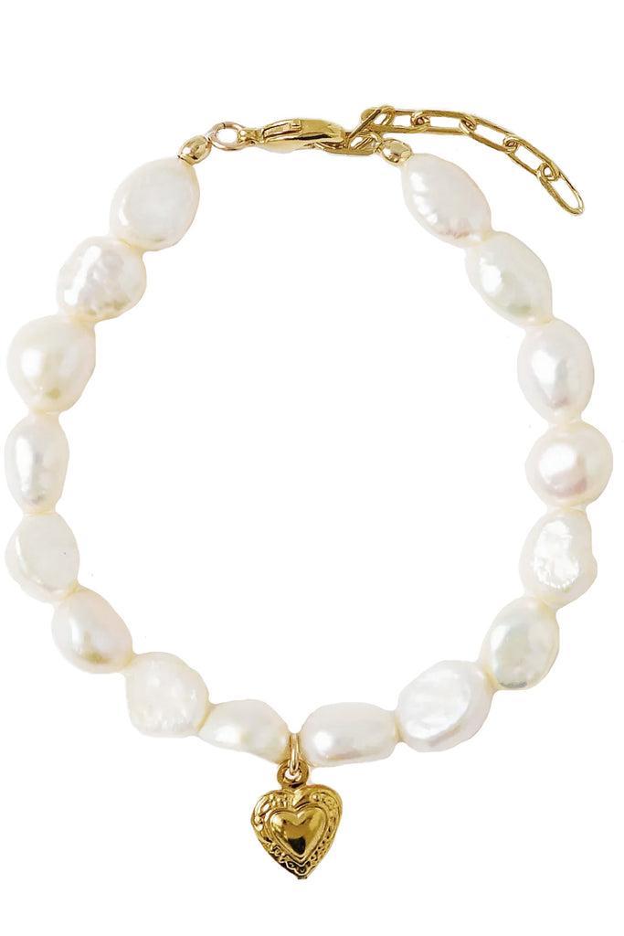 The Hannah heart-charm pearl bracelet in gold color from the brand GISEL B.