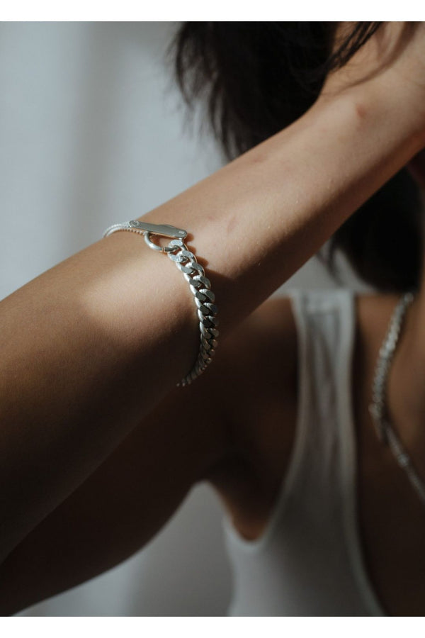 Model wearing the grand mixed bracelet in silver color from the brand SASKIA DIEZ