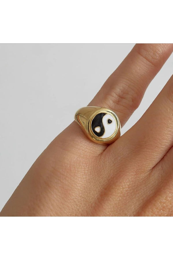 Model wearing the Yin/Yang ring in gold and black colors from the brand WILHELMINA GARCIA